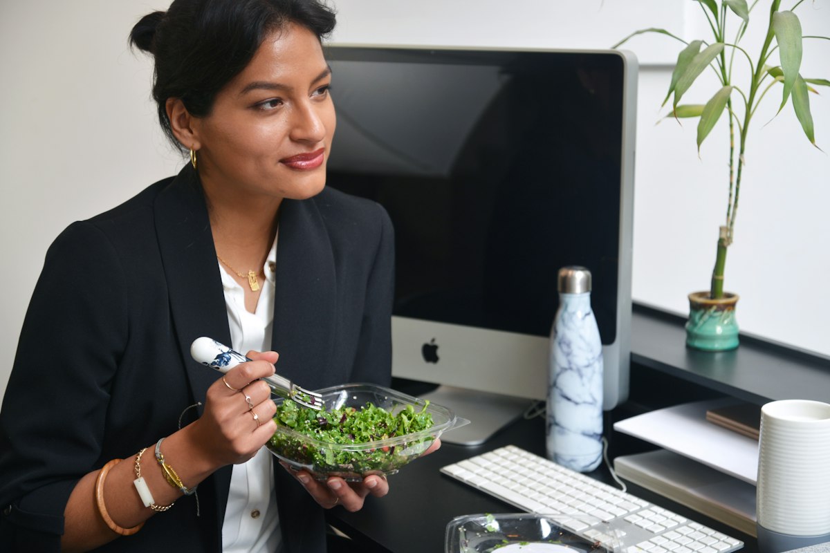 Expert nutritionist providing professional dietary guidance